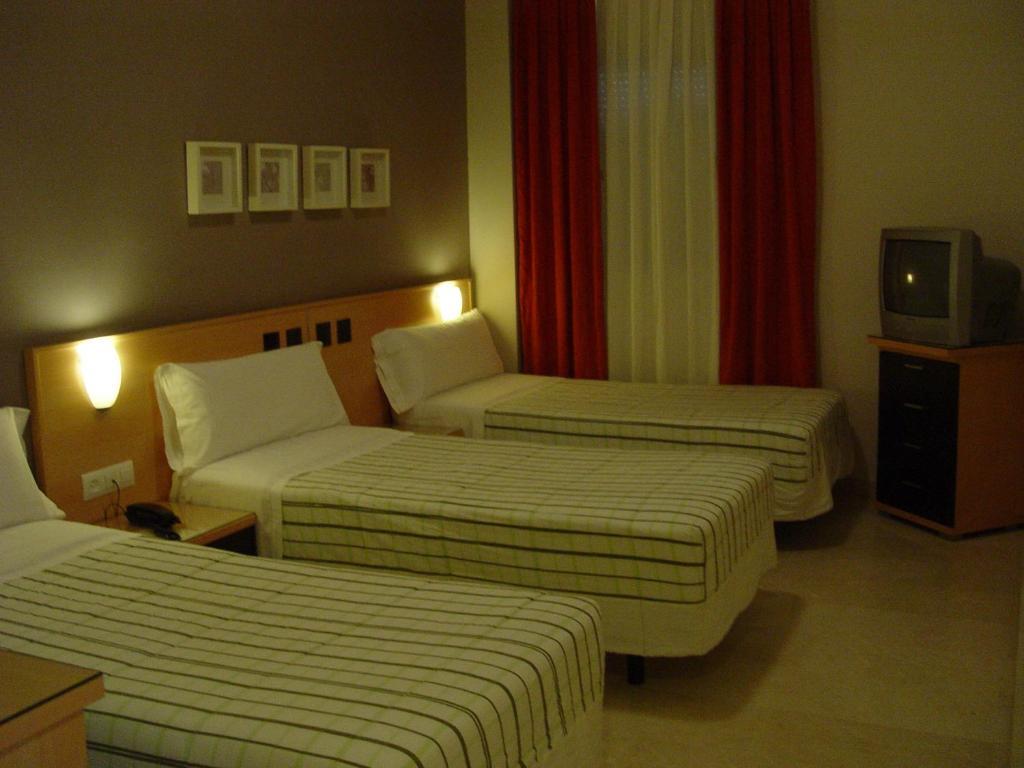 Hostal Albero By Eme Hoteles Sanlucar la Mayor Room photo