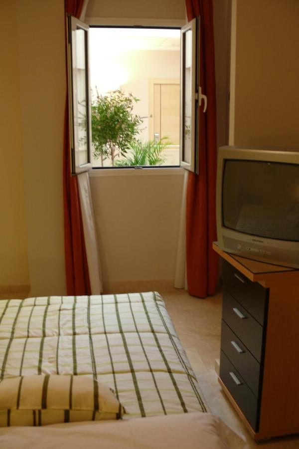 Hostal Albero By Eme Hoteles Sanlucar la Mayor Exterior photo
