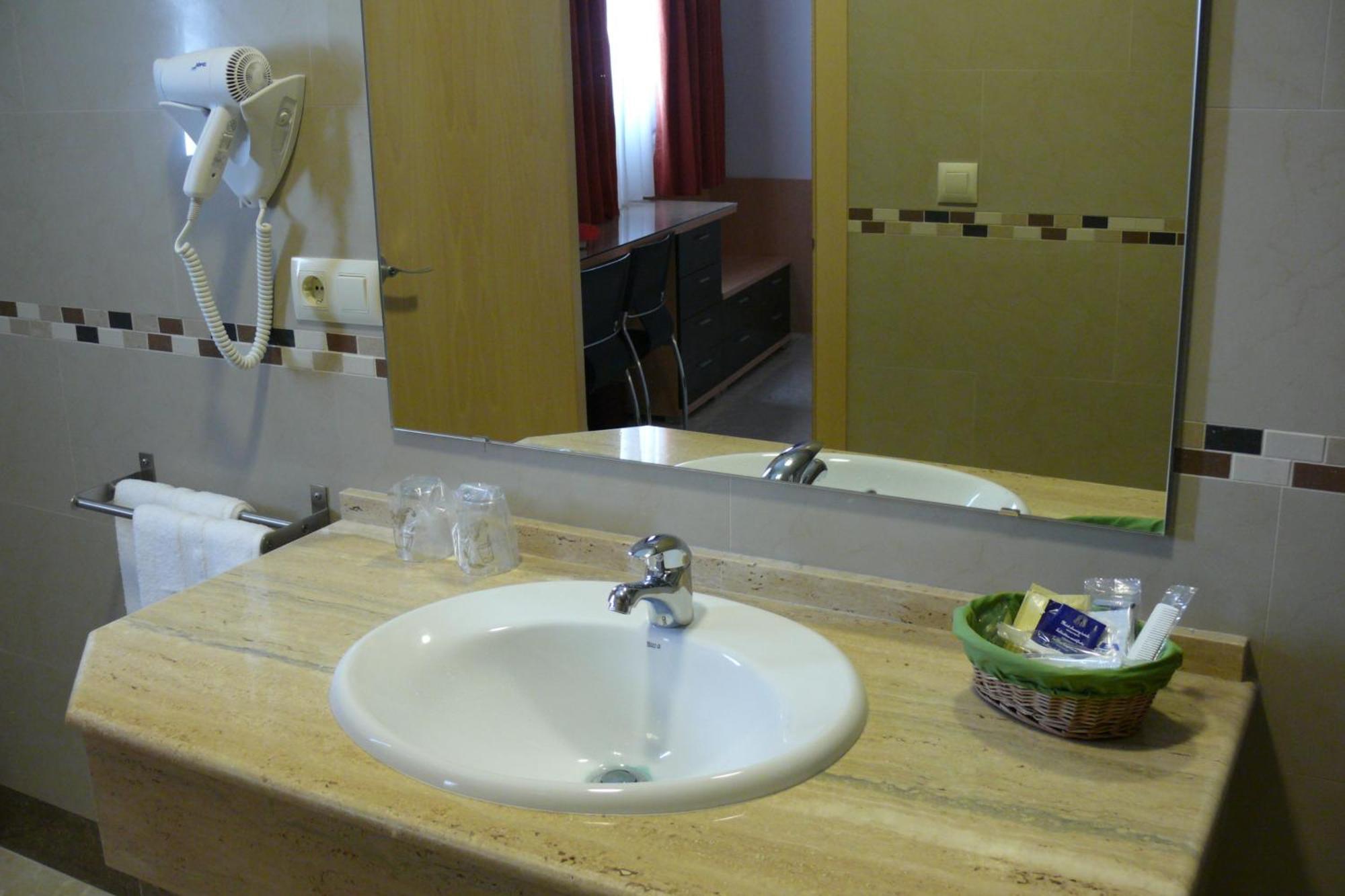 Hostal Albero By Eme Hoteles Sanlucar la Mayor Exterior photo