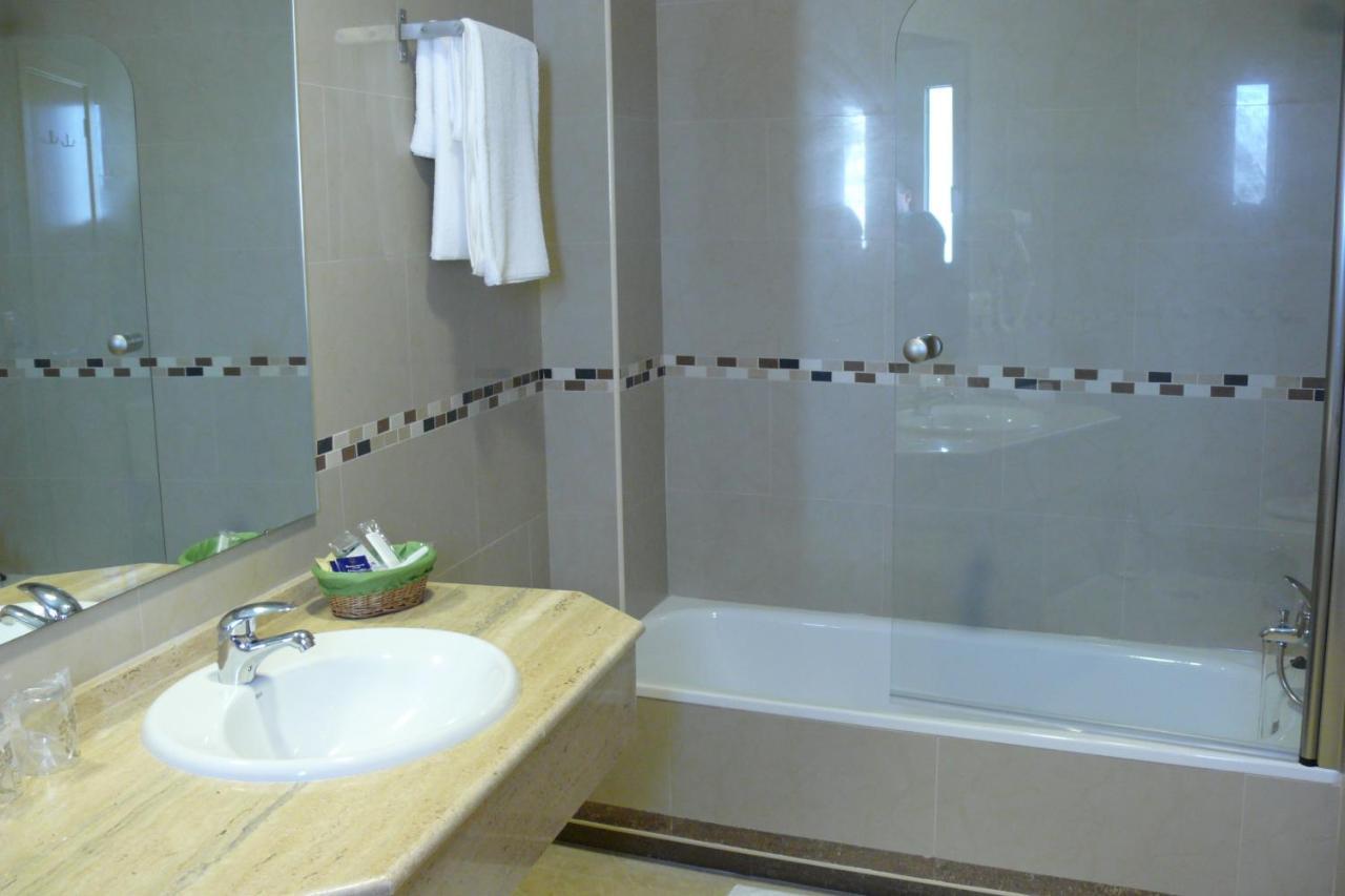 Hostal Albero By Eme Hoteles Sanlucar la Mayor Room photo